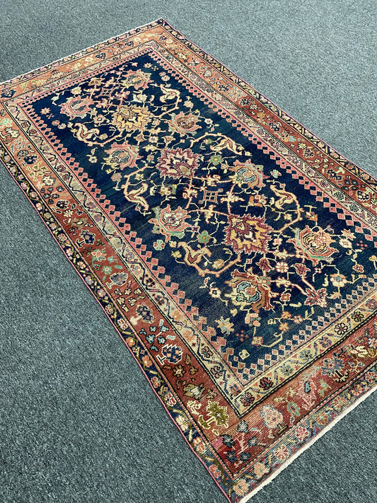 4.6 x 8 feet. Turkhis vintage Oushak rug.